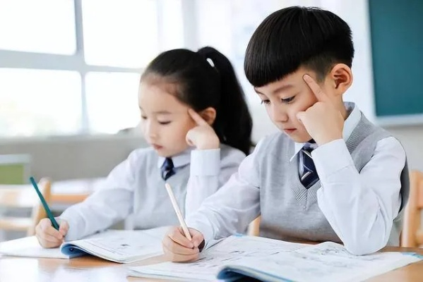 新版英语教材难度升级引发关注，孩子泪洒课堂，出版社回应解析