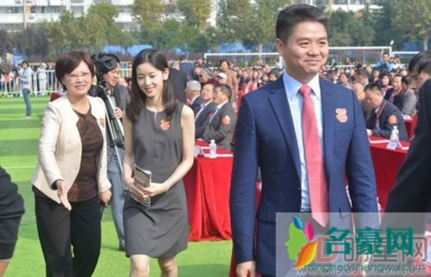 刘强东携妻子共赏苏超赛场风采，赛场内外的浪漫时刻