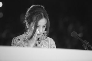 桥边女子的哭泣与背后的生命悲剧