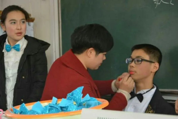 男老师给学生化妆，一场独特教育尝试的背后