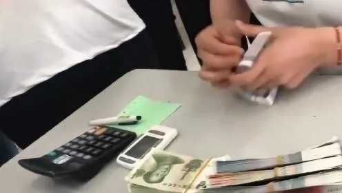 地铁上的惊人一幕，男子携点钞机数钱