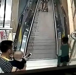 电梯惊魂，女子乘电梯拍视频摔倒滚落事件的深度思考