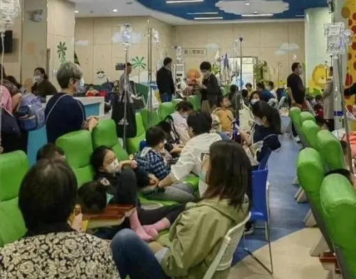 暴雨后儿童医院咳嗽患者激增，就医排长队现象引人关注，儿童健康需关注