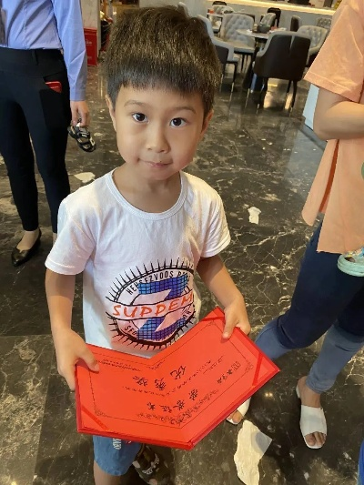 小孩哥地铁之行，手持奖状荣耀展示之旅