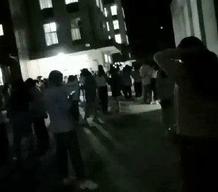 德州地震中男子牵妻逃离，诠释生死瞬间的爱与坚守