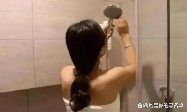 酒店女保安裸身洗澡被男保安窥见，权益如何保障？